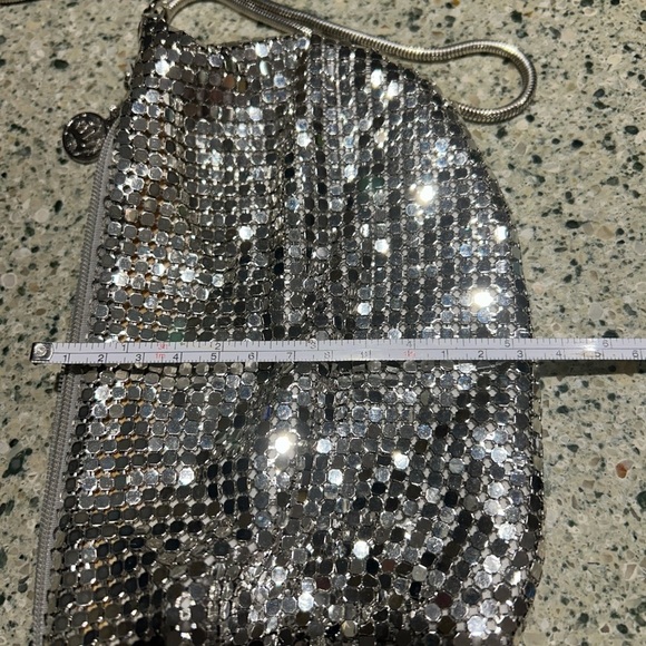 LA Regale Ltd - VINTAGE, Zipper chain metallic silver purse, metal chain - Picture 8 of 9